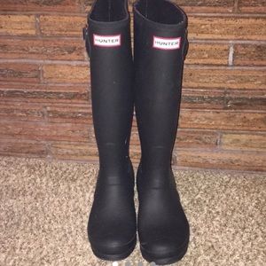 Matte black tall hunter boots!